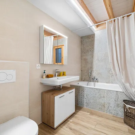 Mitoyenne Proche Des Bains - B4 Villa